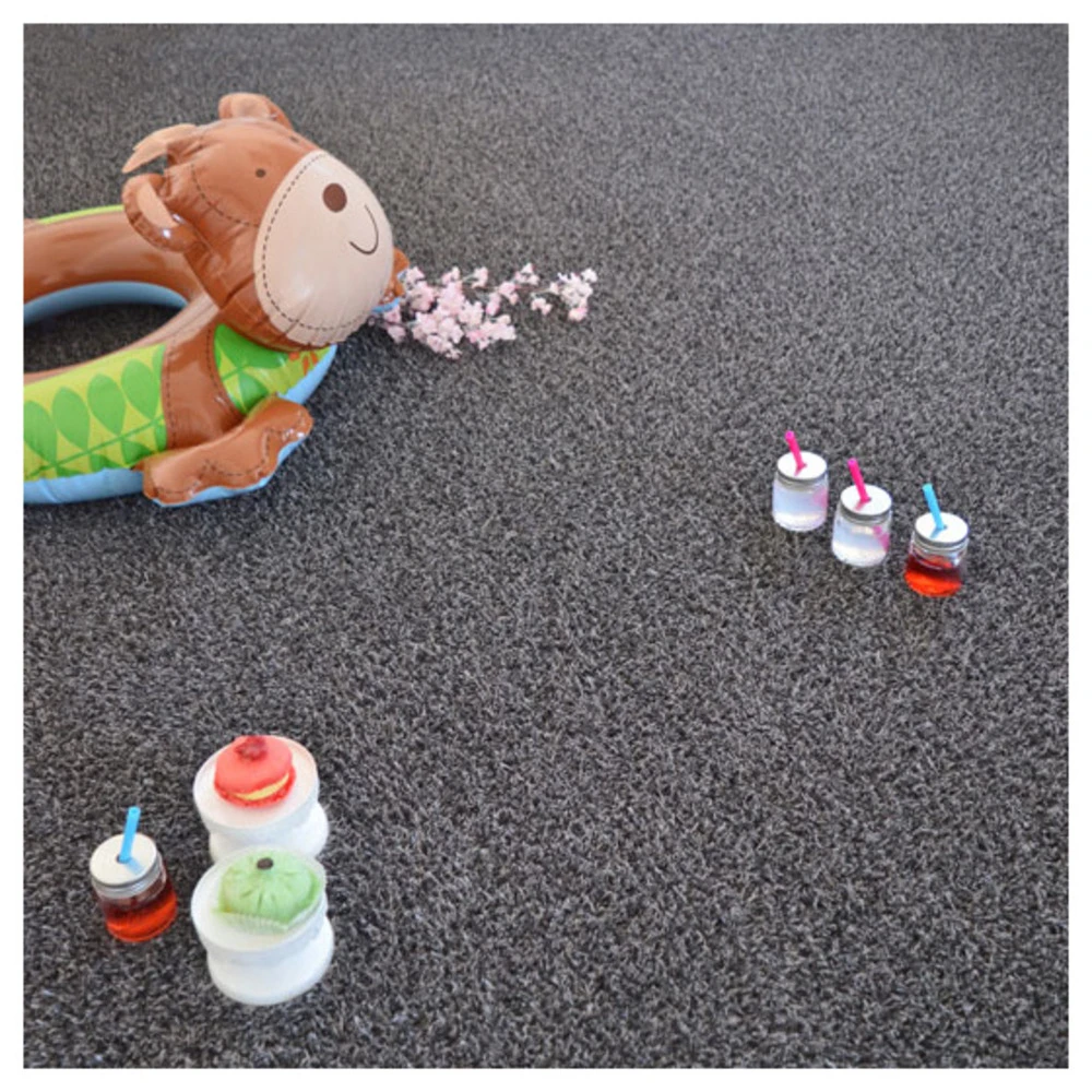 Gazon Synthétique Happy Party - Couleur Gris Foncé - Classé Feu - 20mm - 2m X 9m – Image 2